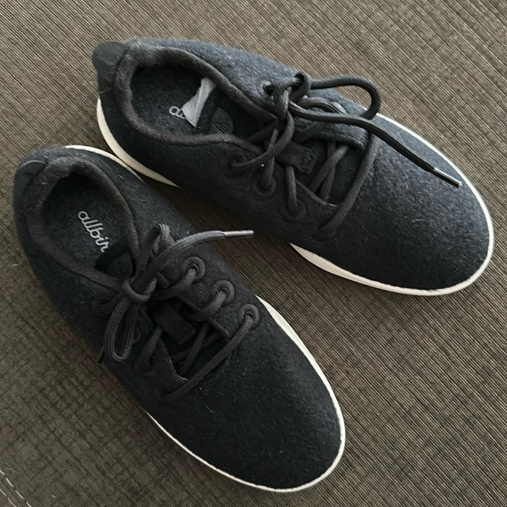 Youth allbirds. Never worn